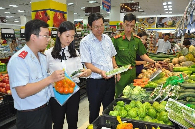 Ngành NN - PTNT thành phố thường xuyên phối hợp với các đơn vị kiểm tra an toàn thực phẩm tại các siêu thị trên địa bàn