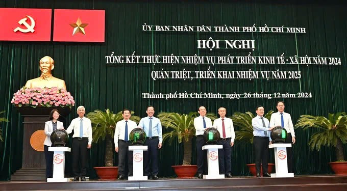 UBND TP. Hồ Chí Minh ra mắt Cổng thông tin điện tử thành phố phiên bản mới z6168635565506-0c5ce9b618bb20b3e7e13eac507fae59.jpg