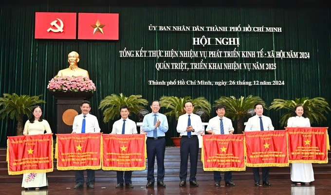 Trao Cờ thi đua của Chính phủ cho 6 tập thể có thành tích xuất sắc tiêu biểu dẫn đầu phong trào thi đua yêu nước của TP. Hồ Chí Minh z6168636400427-65625c567a1a0e1ff2c8e924c034747c.jpg