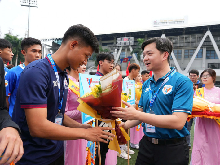 Bí thư Trung ương Đoàn Thanh niên Nguyễn Minh Triết động viên các đội bóng z6175146059096-3deaf357f2e1cea736e7df2fcbf68d0a.jpg