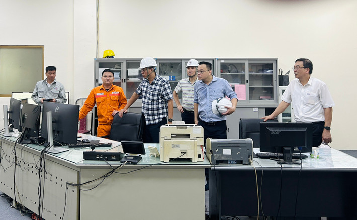 Đoàn công tác của EVNGENCO1 kiểm tra công tác vận hành tại Phòng điều khiển trung tâm tổ máy 300MW Công ty Nhiệt điện Uông Bí phong-dktt-20240809091436298.jpg