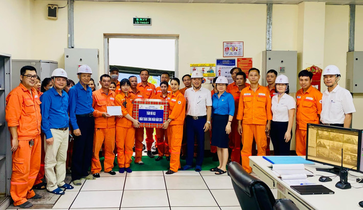 Chủ tịch Công đoàn EVNGENCO1 Trần Doãn Thành thăm hỏi người lao động Công ty Nhiệt điện Uông Bí z5487451159677-59b98005cf8f5bfb6ffbacc58d6af8fd-20240529145509536.jpg
