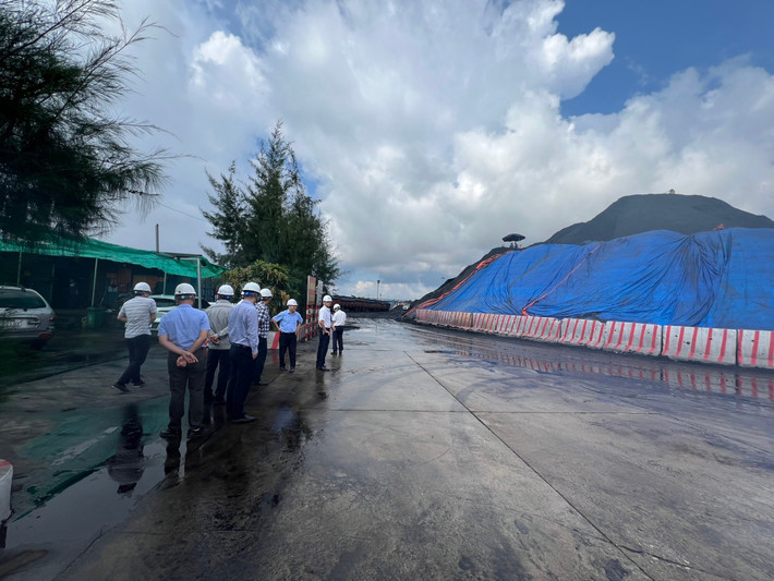 Đoàn công tác của EVNGENCO1 khảo sát công tác pha trộn than tại Cảng Điền Công 3-20240808160356651.jpg