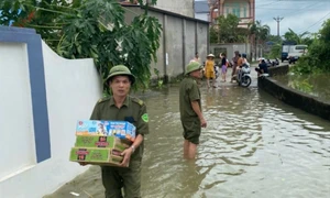 Hình ảnh Công an Hà Nội đang cùng người dân phòng, chống lũ lụt 