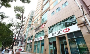 HSBC Việt Nam: Thu nhập lãi thuần và lợi nhuận tụt dốc, tiền gửi suy giảm, nợ xấu dâng cao 