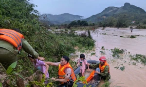 Hình ảnh Công an nhân dân các địa phương huy động tối đa lực lượng cứu nạn, cứu hộ trong đợt mưa lũ lịch sử