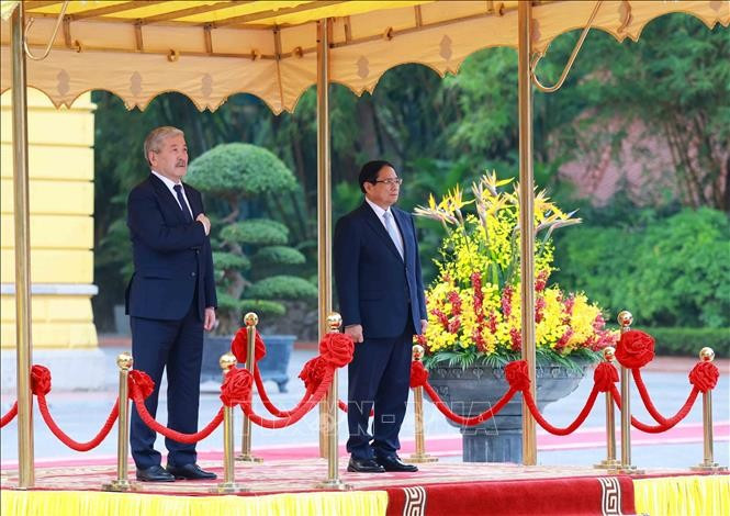 Thủ tướng Phạm Minh Chính và Thủ tướng Kyrgyzstan Adylbek Kasimalyev nghe cử hành Quốc thiều hai nước. Ảnh: Dương Giang/TTXVN Thủ tướng Phạm Minh Chính và Thủ tướng Kyrgyzstan Adylbek Kasimalyev nghe cử hành Quốc thiều hai nước. Ảnh: Dương Giang/TTXVN