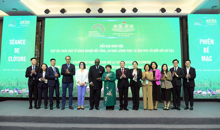 Phó Chủ tịch Quốc hội Nguyễn Đức Hải – Trưởng Ban Tổ chức Hội nghị Ban Chấp hành APF và Chủ tịch Liên minh Nghị viện Pháp ngữ (APF), Phó Chủ tịch thứ Nhất Quốc hội Cameroon Hilarion Etong với các đại biểu dự diễn đàn. Ảnh: Lâm Hiển z6250518365505-c2301499baa4f0002d30ffe8b46961be.jpg