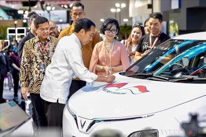 Tổng thống Indonesia Joko Widodo ký tên vào chiếc xe trưng bày của Vinfast trong buổi giới thiệu xe điện tay lái nghịch của VINFAST tại Indonesia, ngày 15.2.2024. Ảnh: TTXVN phát