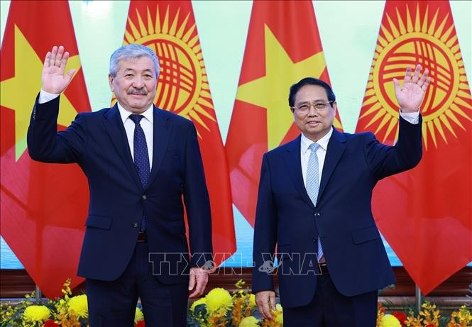 Thủ tướng Phạm Minh Chính và Thủ tướng Kyrgyzstan Adylbek Kasymaliev. Ảnh: Dương Giang/TTXVN hoi-dam2-060325.jpg