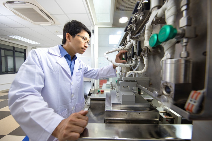 TS Nguyễn Viết Hương - Phó Trưởng khoa Khoa học và Kỹ thuật Vật liệu, Trường Đại học Phenikaa - đạt Giải thưởng khoa học công nghệ Quả Cầu Vàng năm 2024. TS Nguyễn Viết Hương - Phó Trưởng khoa Khoa học và Kỹ thuật Vật liệu, Trường Đại học Phenikaa - đạt Giải thưởng khoa học công nghệ Quả Cầu Vàng năm 2024.