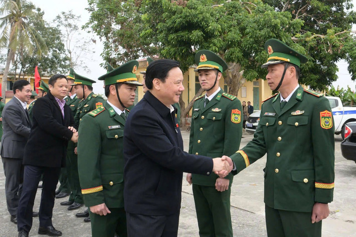 Phó Chủ tịch Quốc hội Nguyễn Khắc Định thăm cán bộ, chiến sĩ Đồn Biên phòng cửa khẩu Cảng Diêm Điền. Ảnh: Hồ Long z6218807627285-e9a6b0388b86eda08de6c84f89ae170f.jpg