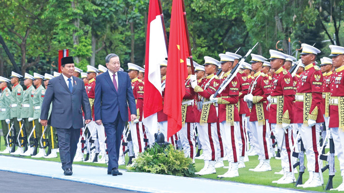 Tổng Bí thư Tô Lâm và Tổng thống Cộng hòa Indonesia, Chủ tịch Đảng Phong trào Indonesia vĩ đại (Gerindra) Prabowo Subianto duyệt đội danh dự. Ảnh: Thống Nhất/TTXVN