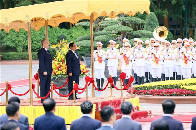 Thủ tướng Phạm Minh Chính và Thủ tướng Kyrgyzstan Adylbek Kasimalyev nghe quân nhạc cử Quốc thiều hai nước. Ảnh: An Đăng/TTXVN Thủ tướng Phạm Minh Chính và Thủ tướng Kyrgyzstan Adylbek Kasimalyev nghe quân nhạc cử Quốc thiều hai nước. Ảnh: An Đăng/TTXVN
