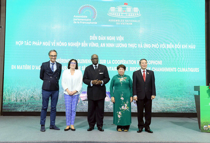 Phó Chủ tịch Quốc hội Nguyễn Đức Hải – Trưởng Ban Tổ chức Hội nghị Ban Chấp hành APF và Chủ tịch Liên minh Nghị viện Pháp ngữ (APF), Phó Chủ tịch thứ Nhất Quốc hội Cameroon Hilarion Etong với các đại biểu dự diễn đàn. Ảnh: Lâm Hiển Phó Chủ tịch Quốc hội Nguyễn Đức Hải – Trưởng Ban Tổ chức Hội nghị Ban Chấp hành APF và Chủ tịch Liên minh Nghị viện Pháp ngữ (APF), Phó Chủ tịch thứ Nhất Quốc hội Cameroon Hilarion Etong với các đại biểu dự diễn đàn. Ảnh: Lâm Hiển