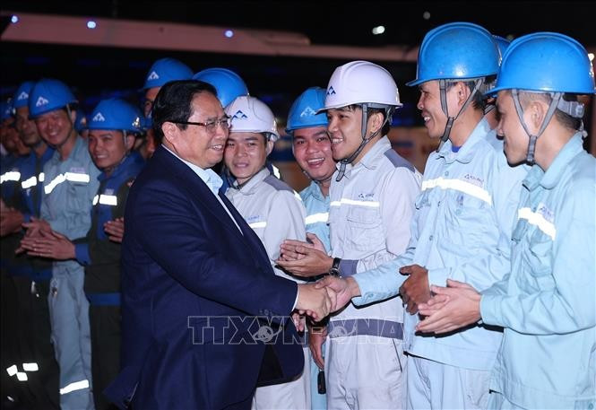 Thủ tướng Phạm Minh Chính với công nhân, người lao động tại Khu liên hợp sản xuất gang thép Hòa Phát Dung Quất. Ảnh: Dương Giang/TTXVN