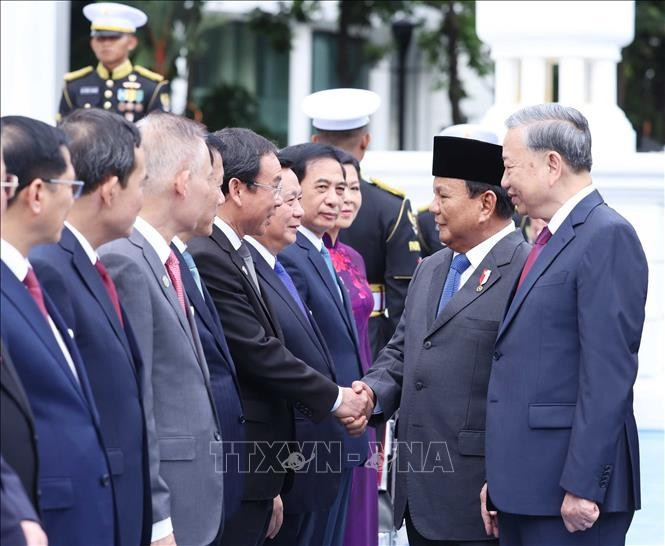 Tổng thống Cộng hòa Indonesia, Chủ tịch Đảng Phong trào Indonesia vĩ đại (Gerindra) Prabowo Subianto chào mừng đoàn đại biểu cấp cao Việt Nam. Ảnh: Thống Nhất/TTXVN