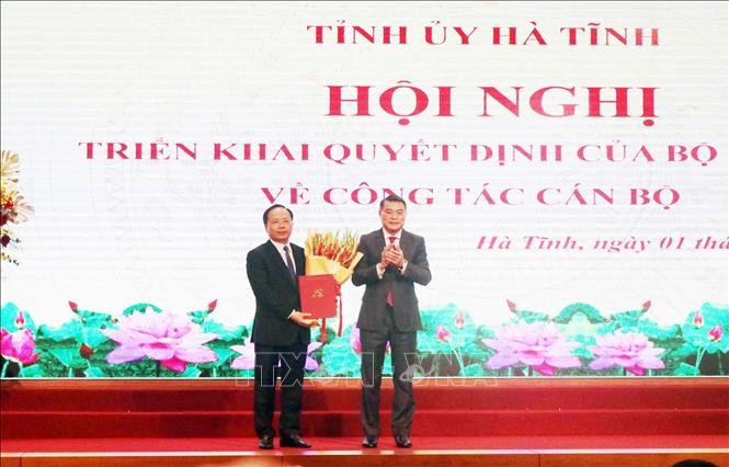 Ủy viên Bộ Chính trị, Trưởng Ban tổ chức Trung ương Lê Minh Hưng trao Quyết định cho tân Bí thư tỉnh ủy Hà Tĩnh Nguyễn Duy Lâm Ủy viên Bộ Chính trị, Trưởng Ban tổ chức Trung ương Lê Minh Hưng trao Quyết định cho tân Bí thư tỉnh ủy Hà Tĩnh Nguyễn Duy Lâm