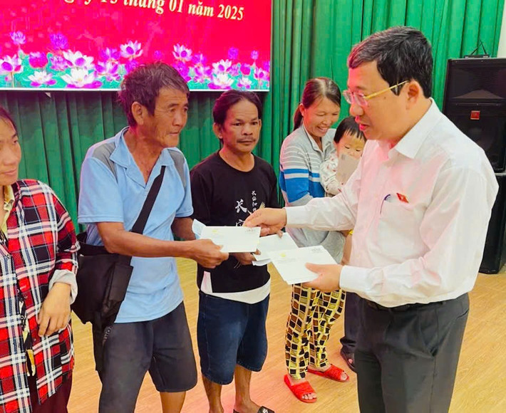 Chủ nhiệm Ủy ban Đối ngoại Vũ Hải Hà trao quà cho gia đình chính sách, người nghèo Tết tại huyện Định Quán z6237200934442-04cae1acc6cf5b94c14be0f3e88d1eb6.jpg