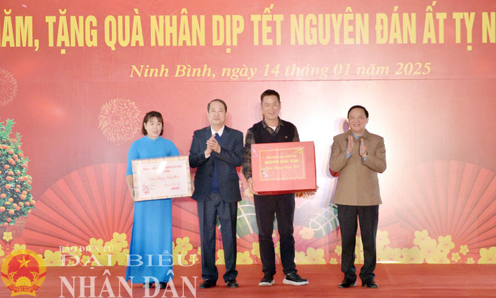 Phó Chủ tịch Quốc hội Nguyễn Khắc Định và Phó Bí thư Thường trực Tỉnh ủy Ninh Bình Mai Văn Tuất trao quà tặng lãnh đạo và Công đoàn Công ty TNHH Ever Great International. Ảnh: Hồ Long dbnd_bl_z6226753978664-33a172a72e907e1b10fba5b2a26257f3.jpg