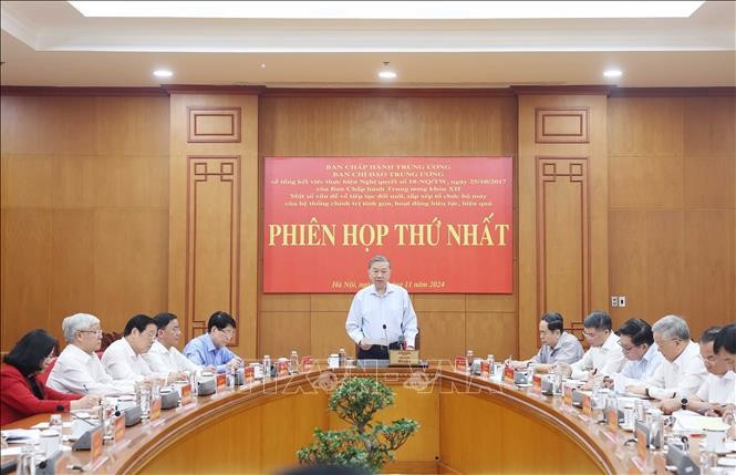 Tổng Bí thư Tô Lâm, Trưởng Ban Chỉ đạo Trung ương về tổng kết thực hiện Nghị quyết số 18 - NQ/TW, ngày 25.10.2017 của Ban Chấp hành Trung ương Đảng khoá XII "Một số vấn đề về tiếp tục đổi mới, sắp xếp tổ chức bộ máy của hệ thống chính trị tinh gọn, hoạt động hiệu lực, hiệu quả" chủ trì Phiên họp thứ nhất của Ban Chỉ đạo, ngày 19.11.2024. Ảnh: Thống Nhất/TTXVN Tổng Bí thư Tô Lâm, Trưởng Ban Chỉ đạo Trung ương về tổng kết thực hiện Nghị quyết số 18 - NQ/TW, ngày 25.10.2017 của Ban Chấp hành Trung ương Đảng khoá XII "Một số vấn đề về tiếp tục đổi mới, sắp xếp tổ chức bộ máy của hệ thống chính trị tinh gọn, hoạt động hiệu lực, hiệu quả" chủ trì Phiên họp thứ nhất của Ban Chỉ đạo, ngày 19.11.2024. Ảnh: Thống Nhất/TTXVN