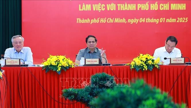 Thủ tướng Phạm Minh Chính làm việc với lãnh đạo Thành phố Hồ Chí Minh về tháo gỡ khó khăn liên quan đến các dự án. Ảnh: Dương Giang/TTXVN