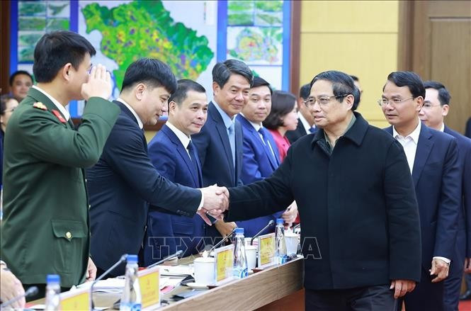 Thủ tướng Phạm Minh Chính với lãnh đạo tỉnh Vĩnh Phúc. Ảnh: Dương Giang/TTXVN Thủ tướng Phạm Minh Chính với lãnh đạo tỉnh Vĩnh Phúc. Ảnh: Dương Giang/TTXVN