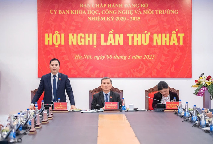Ủy viên Ban Chấp hành Đảng bộ Quốc hội; Phó Bí thư Đảng ủy Ủy ban Khoa học, Công nghệ và Môi trường Trần Văn Khải phát biểu tại hội nghị. Ảnh: Hồ Long z6386250478793-17a2ae9fca906764dd40ab5849826384.jpg