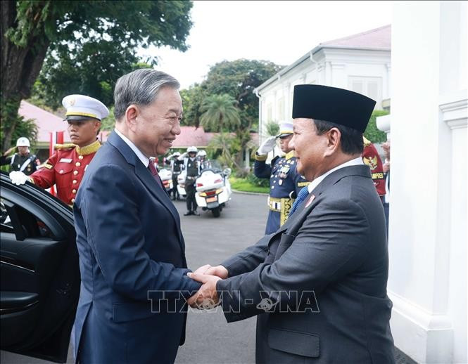 Tổng thống Cộng hòa Indonesia, Chủ tịch Đảng Phong trào Indonesia vĩ đại (Gerindra) Prabowo Subianto đón Tổng Bí thư Tô Lâm và Phu nhân. Ảnh: Thống Nhất/TTXVN