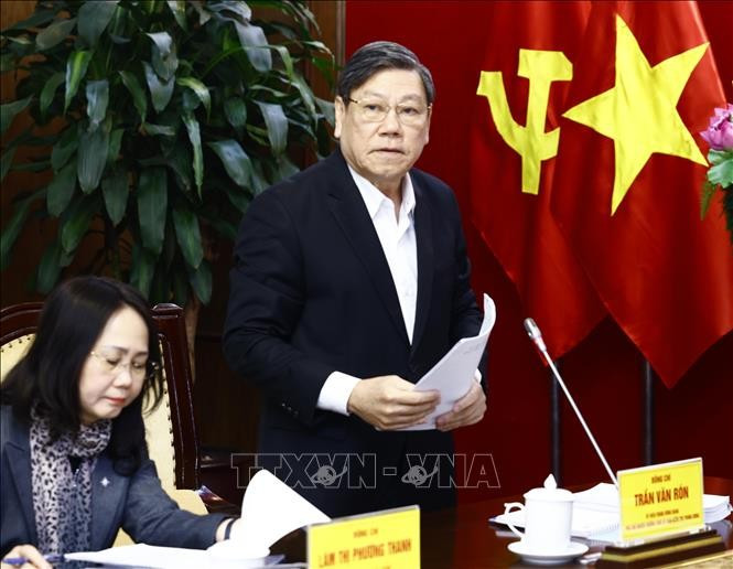 Ủy viên Trung ương Đảng, Phó Chủ nhiệm Thường trực Ủy ban Kiểm tra Trung ương Trần Văn Rón, Phó Trưởng đoàn Thường trực Đoàn kiểm tra số 1907 trình bày dự thảo báo cáo. Ảnh: Lâm Khánh/TTXVN Ủy viên Trung ương Đảng, Phó Chủ nhiệm Thường trực Ủy ban Kiểm tra Trung ương Trần Văn Rón, Phó Trưởng đoàn Thường trực Đoàn kiểm tra số 1907 trình bày dự thảo báo cáo. Ảnh: Lâm Khánh/TTXVN