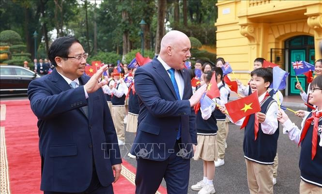 Thủ tướng Phạm Minh Chính và Thủ tướng New Zealand Christopher Luxon với thiếu nhi Thủ đô. Ảnh: Dương Giang/TTXVN Thủ tướng Phạm Minh Chính và Thủ tướng New Zealand Christopher Luxon với thiếu nhi Thủ đô. Ảnh: Dương Giang/TTXVN