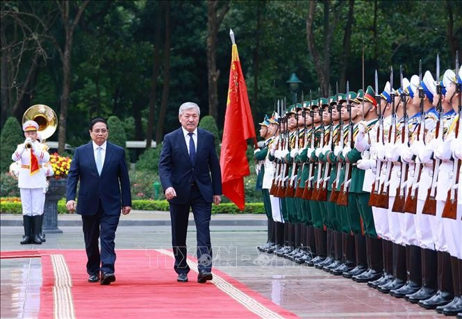 Thủ tướng Phạm Minh Chính chủ trì Lễ đón Thủ tướng Kyrgyzstan Adylbek Kasimalyev thăm chính thức Việt Nam. Ảnh: Dương Giang/TTXVN Thủ tướng Phạm Minh Chính chủ trì Lễ đón Thủ tướng Kyrgyzstan Adylbek Kasimalyev thăm chính thức Việt Nam. Ảnh: Dương Giang/TTXVN