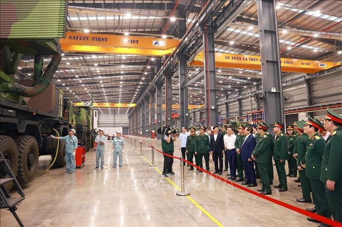 Thủ tướng Phạm Minh Chính tham quan trưng bày sản phẩm công nghiệp công nghệ cao của Viettel. Ảnh: Dương Giang/TTXVN Thủ tướng Phạm Minh Chính tham quan trưng bày sản phẩm công nghiệp công nghệ cao của Viettel. Ảnh: Dương Giang/TTXVN
