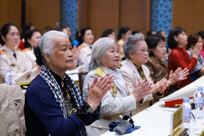 Các đại biểu nữ Anh hùng lực lượng vũ trang nhân dân, nữ Anh hùng lao động tham dự buổi gặp. Ảnh: Dương Giang-TTXVN vna-potal-thu-tuong-gap-mat-nu-anh-hung-nha-khoa-hoc-nhan-giai-giai-thuong-kovalevskaia-stand.jpg