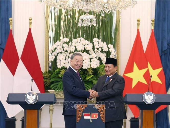 Tổng Bí thư Tô Lâm và Tổng thống Indonesia Prabowo Subianto phát biểu trước báo chí, tuyên bố nâng cấp quan hệ Việt Nam - Indonesia lên Đối tác Chiến lược Toàn diện. Ảnh: Thống Nhất/TTXVN