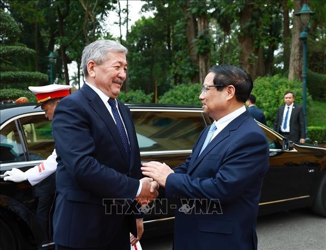 Thủ tướng Phạm Minh Chính đón Thủ tướng Thủ tướng Kyrgyzstan Adylbek Kasimalyev. Ảnh: TTXVN Thủ tướng Phạm Minh Chính đón Thủ tướng Thủ tướng Kyrgyzstan Adylbek Kasimalyev. Ảnh: TTXVN