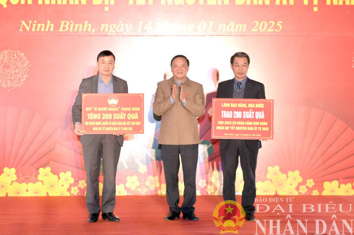 Phó Chủ tịch Quốc hội Nguyễn Khắc Định trao tượng trưng 200 suất quà tặng hộ nghèo và 200 suất quà tặng công nhân lao động có hoàn cảnh khó khăn của Ninh Bình cho đại diện Ủy ban MTTQ Việt Nam và Liên đoàn Lao động tỉnh Ninh Bình. Ảnh: Hồ Long dbnd_br_z6226747255938-2cfe1bfd0e03ef17e8033717cc248f65.jpg