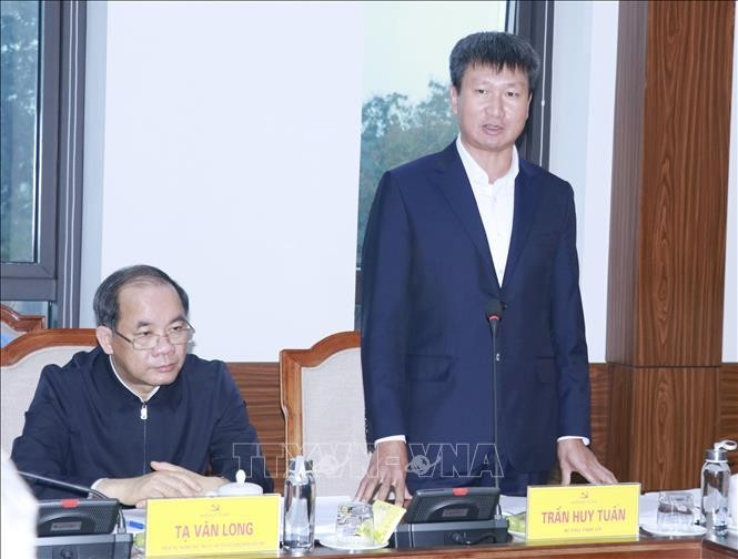 Bí thư Tỉnh ủy Yên Bái Trần Huy Tuấn phát biểu tại buổi làm việc Bí thư Tỉnh ủy Yên Bái Trần Huy Tuấn phát biểu tại buổi làm việc