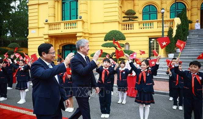 Thủ tướng Phạm Minh Chính và Thủ tướng Kyrgyzstan Adylbek Kasimalyev với thiếu nhi Thủ đô. Ảnh: Dương Giang/TTXVN Thủ tướng Phạm Minh Chính và Thủ tướng Kyrgyzstan Adylbek Kasimalyev với thiếu nhi Thủ đô. Ảnh: Dương Giang/TTXVN