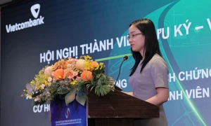 Bà Trương Diệu Linh - Giám đốc Ban Kinh doanh sản phẩm và dịch vụ vốn Vietcombank phát biểu tham luận tại Hội nghị