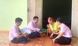 Cán bộ NHCSXH huyện Anh Sơn đồng hành cùng người dân