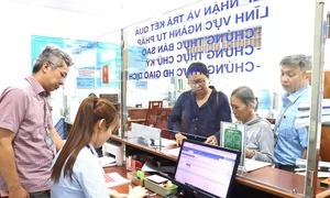 Lãnh đạo Phòng Nội vụ thành phố Biên Hòa kiểm tra, hướng dẫn hồ sơ chuẩn bị điều chỉnh, nhập phường theo nghị quyết. Ảnh: NGUYỆT HÀ