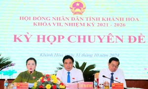 Chủ toạ kỳ họp. Ảnh: HẢI LĂNG