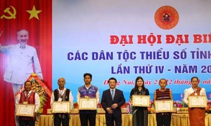 Chủ nhiệm Ủy ban Dân tộc Hầu A Lềnh trao bằng khen cho các cá nhân tại đại hội. Ảnh: Huy Anh