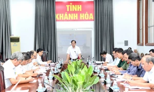 Phó Bí thư Tỉnh ủy, Chủ tịch UBND tỉnh Khánh Hòa Nguyễn Tấn Tuân phát biểu tại cuộc họp. Ảnh:N.V