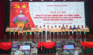 Các tập thể, cá nhân có thành tích xuất sắc trong công tác phòng, chống, khắc phục hậu quả cơn bão số 3 được biểu dương, khen thưởng. Ảnh: Đàm Thanh