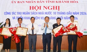 Lãnh đạo tỉnh tặng bằng khen cho các đơn vị xuất sắc hoàn thành vượt dự toán thu ngân sách nhà nước năm 2024 trước 2 tháng. Ảnh: VĂN KỲ