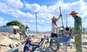 Hoàn thiện hệ thống mương thoát nước tại dự án bố trí, ổn định dân cư vùng thiên tai Suối Cạn (xã Ia Sol, huyện Phú Thiện). Ảnh: M.T