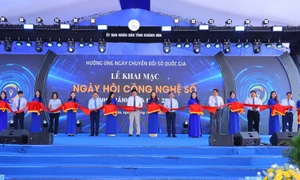 Các đại biểu cắt băng khai mạc Ngày hội công nghệ số tỉnh Khánh Hòa năm 2024