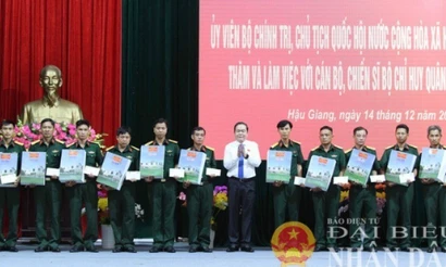 Thực hiện tốt chính sách hậu phương quân đội, chăm lo gia đình cán bộ, chiến sĩ gặp khó khăn